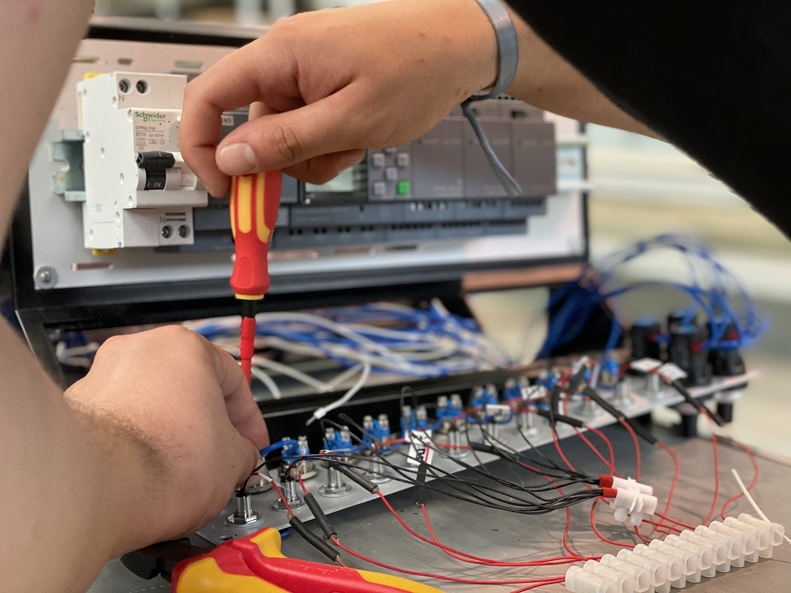 El ciclo de Grado Superior de Eficiencia Energética amplía sus entrenadores de formación de Logo! Siemens y KNX