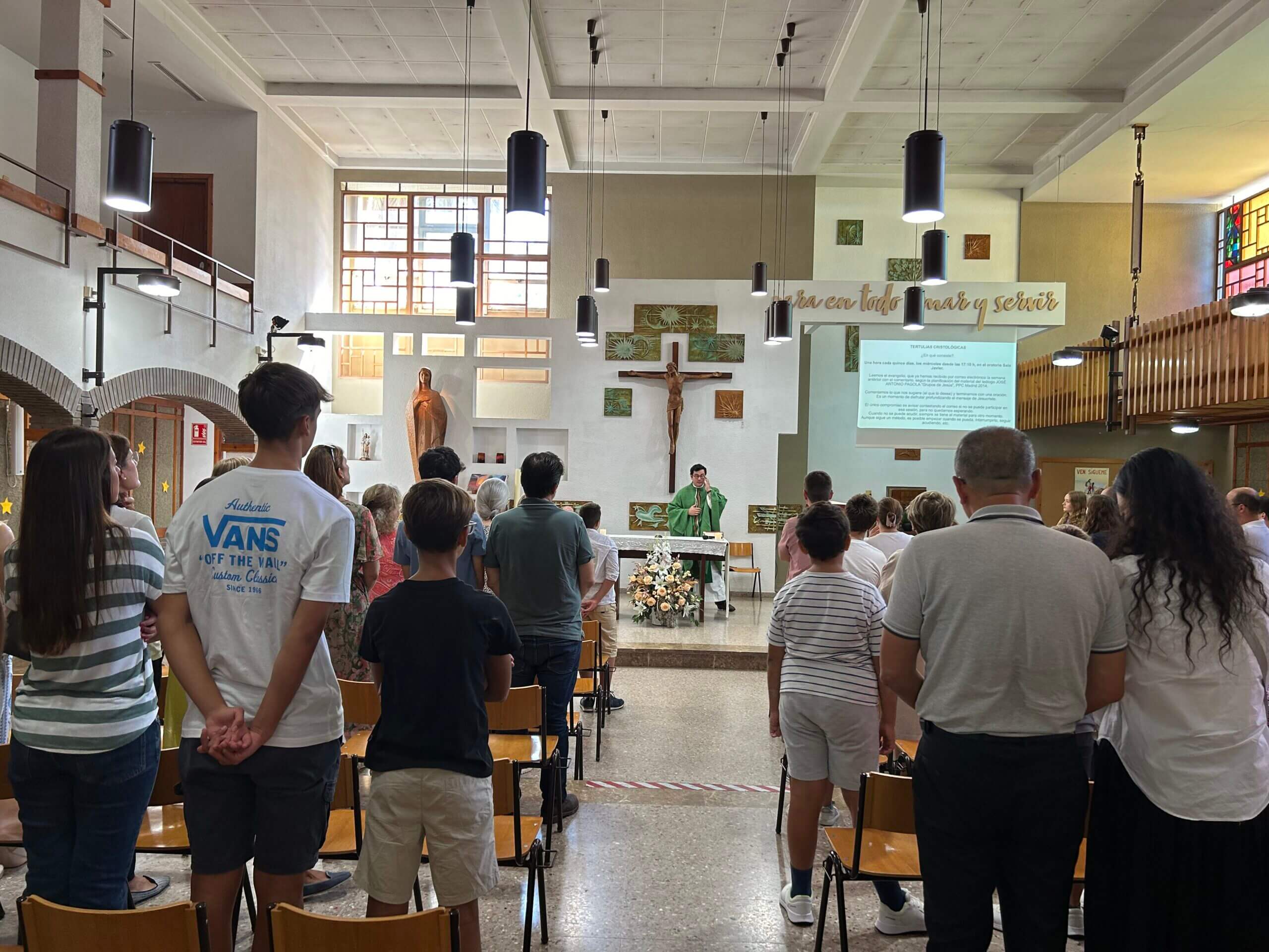 Regreso de la Eucaristía familiar en el cole