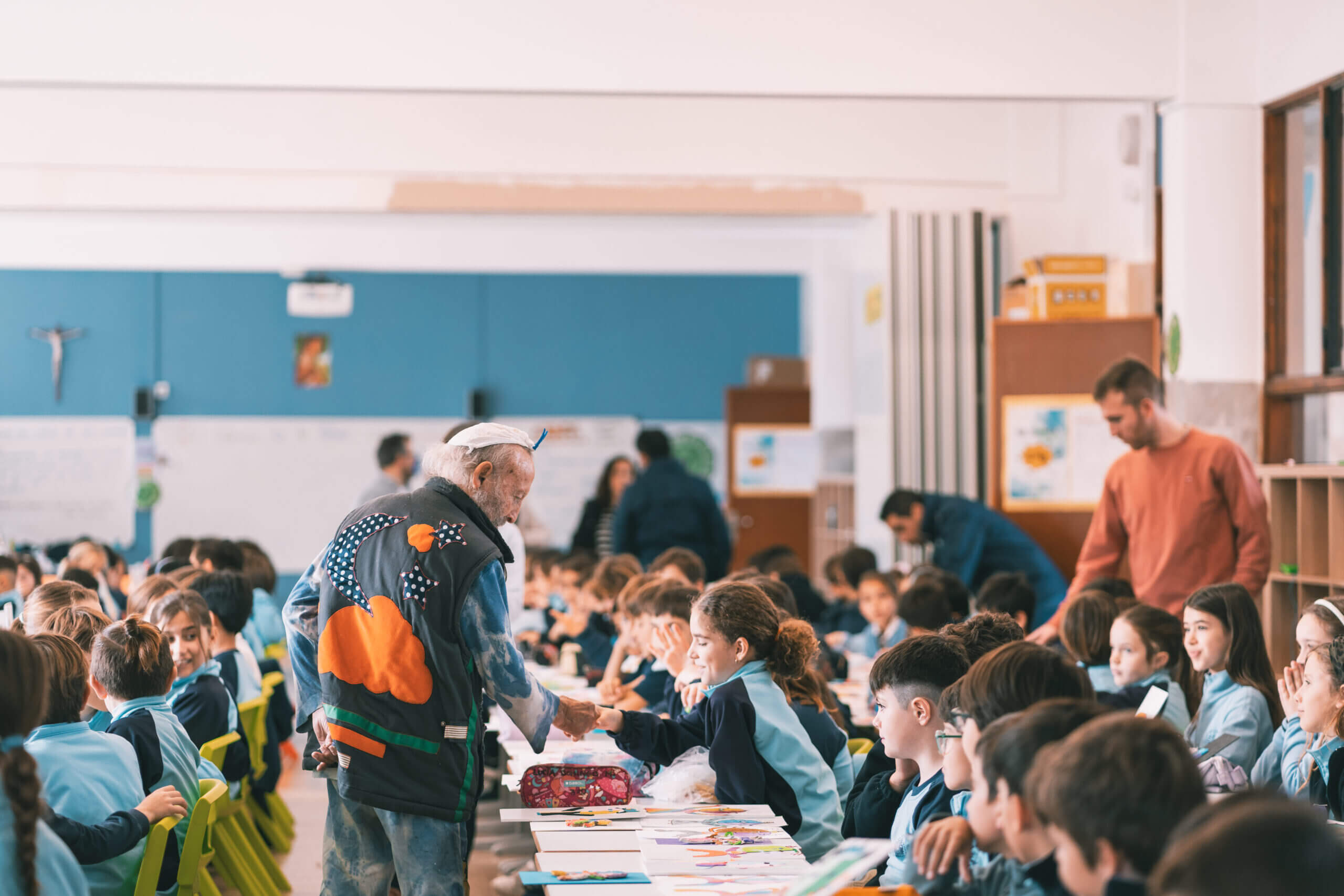 El artista Ripollés inaugura la exposición de 4ºEP en Las Escuelas.