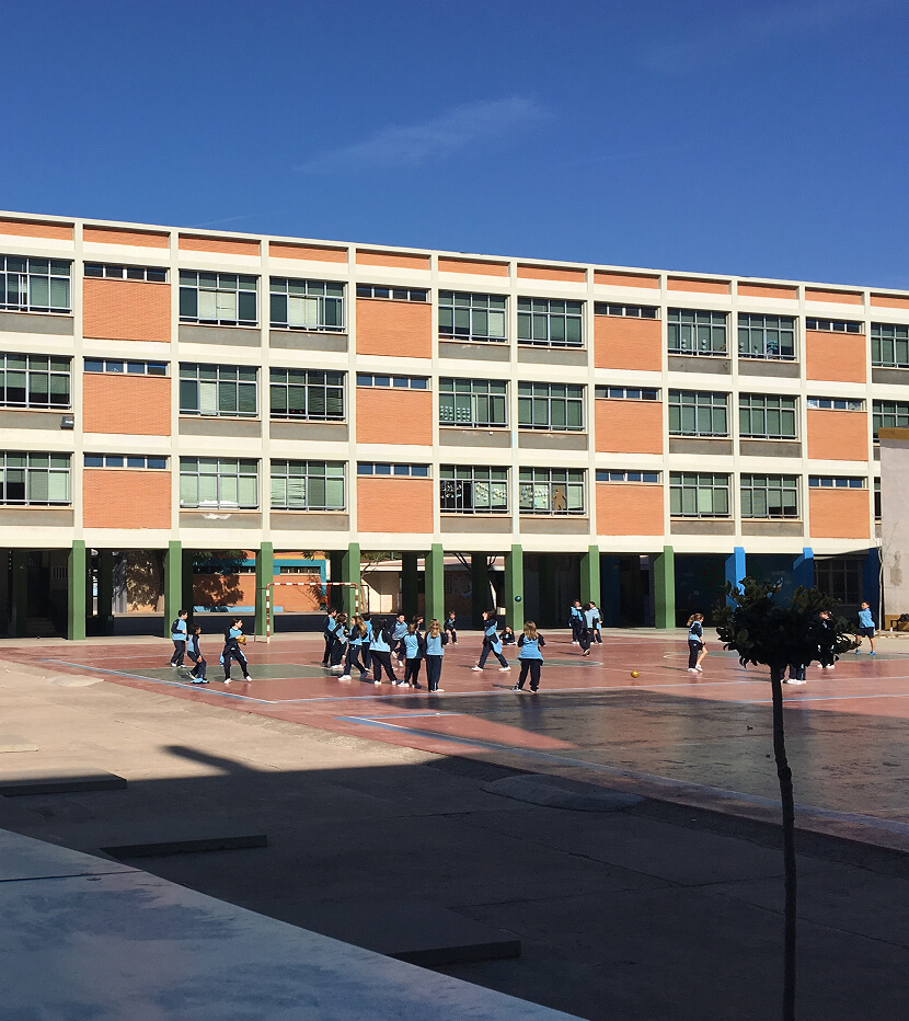 Alumnos jugando en el patio del colegio